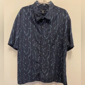 Van Heusen - Men’s Casual Button Down Shirt - EUC